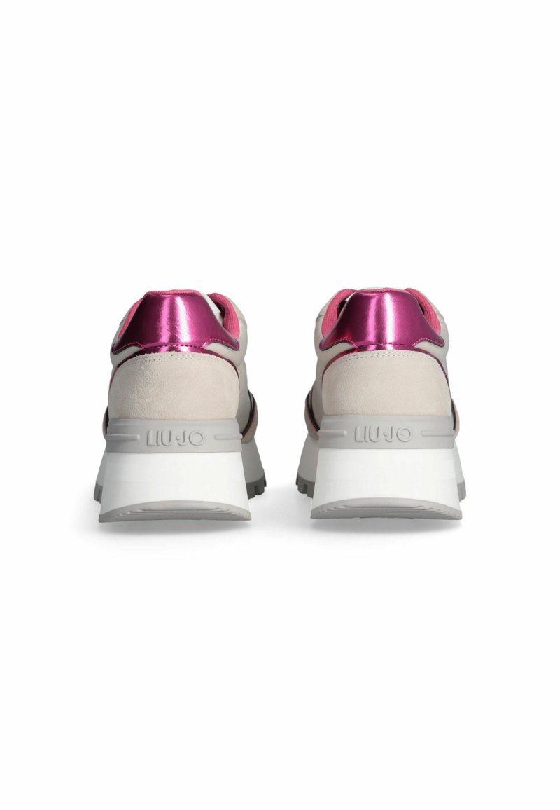 Sneakers met een grijze suède bovenkant en roze metallic accenten. Witte chunky zool met reliëfbranding op de hiel. Achteraanzicht.