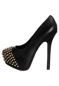 Scarpa nera con tacco alto, con tomaia in pelle liscia, punta decorata con un accentuazione dorata a punta e tacco a stiletto affusolato.