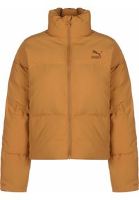 Puffer jacket in mosterdgeel, met een hoge kraag, volledige ritssluiting aan de voorkant en het Puma-logo geborduurd op de borst.