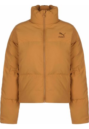 Puffer jacket in mosterdgeel, met een hoge kraag, volledige ritssluiting aan de voorkant en het Puma-logo geborduurd op de borst.