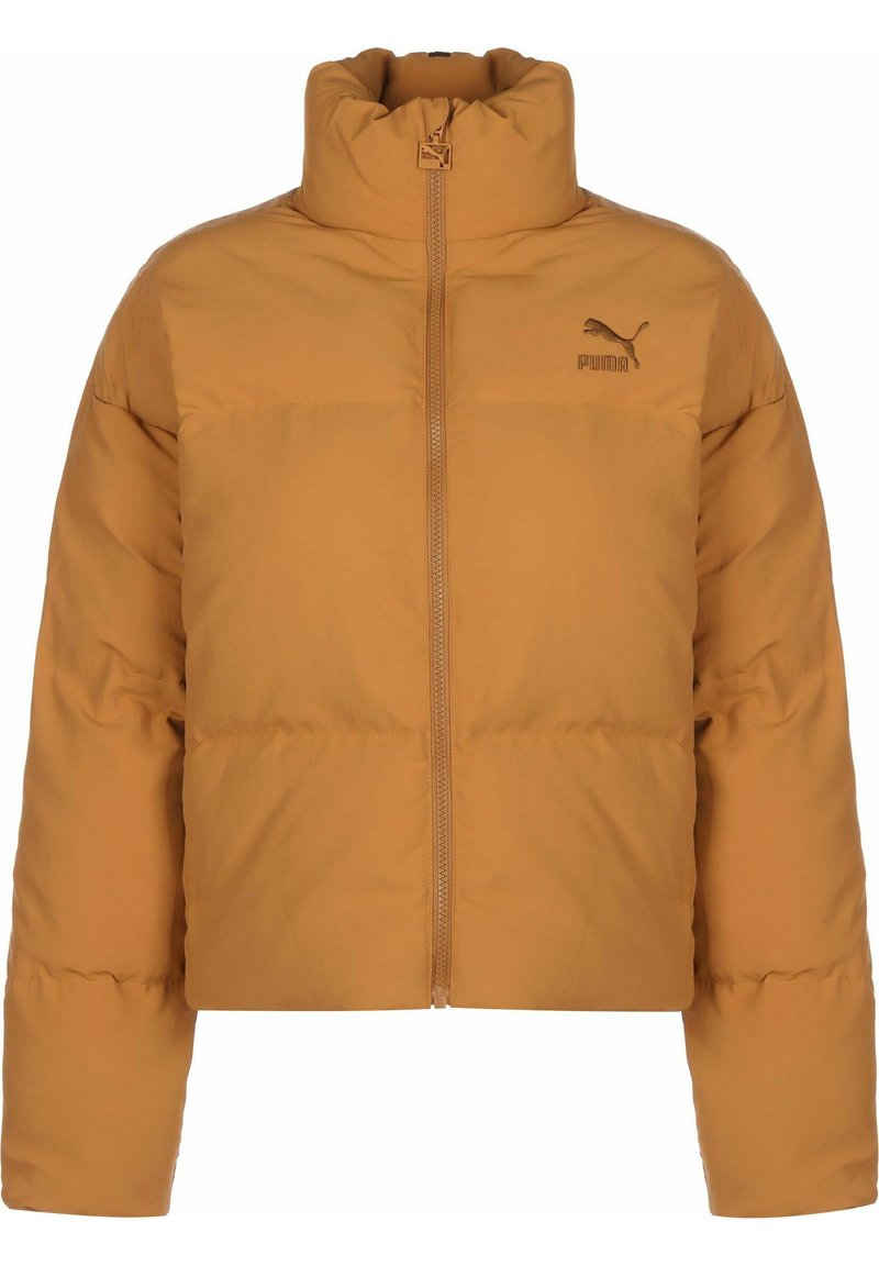 Puffer jacket in mosterdgeel, met een hoge kraag, volledige ritssluiting aan de voorkant en het Puma-logo geborduurd op de borst.