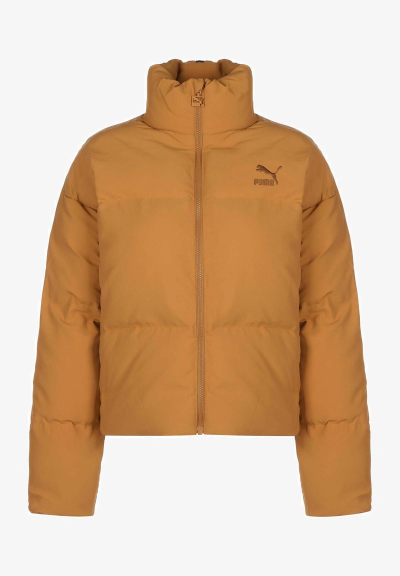 Puffer jacket in mosterdgeel, met een hoge kraag, volledige ritssluiting aan de voorkant en het Puma-logo geborduurd op de borst.