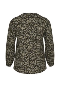 Maglietta a maniche lunghe con stampa leopardata astratta verde scuro e nera, scollatura tonda, tessuto morbido e vestibilità comoda.
