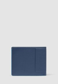 Cartera de cuero azul marino con una textura suave. Cuenta con un compartimento para tarjetas en la parte delantera y bordes cosidos, de forma rectangular.