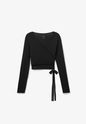 Schwarzes langärmeliges Wickeloberteil mit V-Ausschnitt, das einen gebundenen Taillenbund und eine weiche, glatte Textur aufweist.