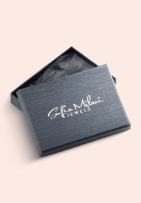 Graue, strukturierte Schmuckbox mit offenem Deckel, die schwarzes Seidenpapier im Inneren zeigt. Mit der weißen Aufschrift "Sofia Milani JEWELS" auf der Oberseite.