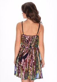 Kleurrijke paillettenjurk met verstelbare zwarte bandjes, een aansluitende taille en een uitlopende rok, versierd met een mix van rode, groene en blauwe pailletten.