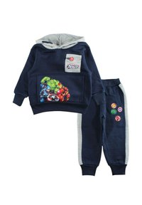 Ensemble sweat à capuche et pantalon pour enfants bleu marine ; le sweat à capuche présente des accents gris, un graphique des personnages des Avengers et une poche avant. Le pantalon est orné de patchs à logo.