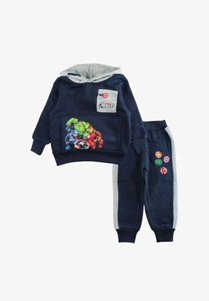 Ensemble sweat à capuche et pantalon pour enfants bleu marine ; le sweat à capuche présente des accents gris, un graphique des personnages des Avengers et une poche avant. Le pantalon est orné de patchs à logo.