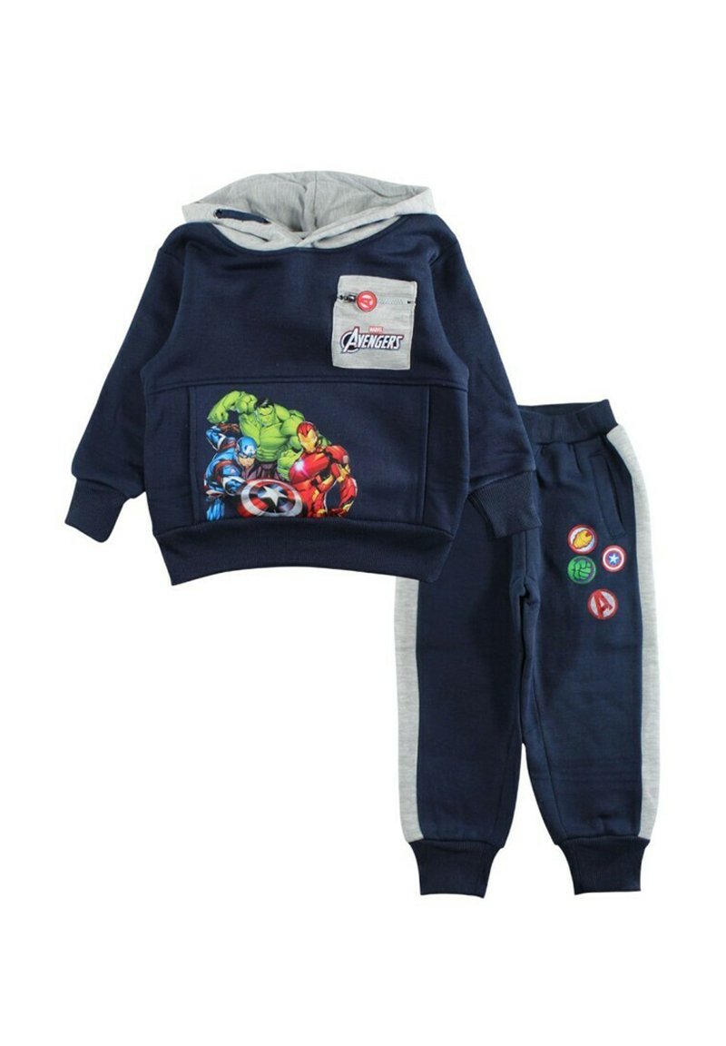 Ensemble sweat à capuche et pantalon pour enfants bleu marine ; le sweat à capuche présente des accents gris, un graphique des personnages des Avengers et une poche avant. Le pantalon est orné de patchs à logo.