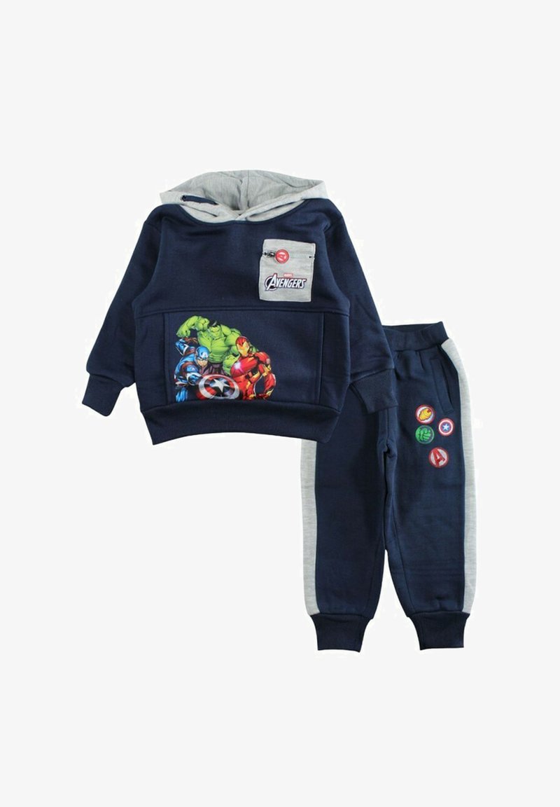 Ensemble sweat à capuche et pantalon pour enfants bleu marine ; le sweat à capuche présente des accents gris, un graphique des personnages des Avengers et une poche avant. Le pantalon est orné de patchs à logo.