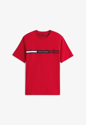 Rood T-shirt met korte mouwen en ronde hals, met horizontale witte en zwarte strepen en de tekst "TOMMY HILFIGER" over de borst.