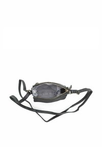 Harmaa nahkainen olkalaukku, jossa on vetoketjuhäkki, teksturoitu ulkopinta, sileä harmaa sisustus ja säädettävä olkahihna monikäyttöistä käyttöä varten.