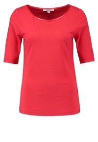 Rød bomulds t-shirt med rund halsudskæring og trekvartærmer; glat tekstur; enkelt design uden mønstre eller accenter.