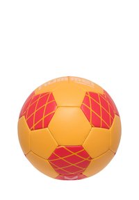 Orange og gul fodbold med røde diamantmønstre. Har en tekstureret overflade og hvid "HUMMEL CLASSIC KIDS" branding.