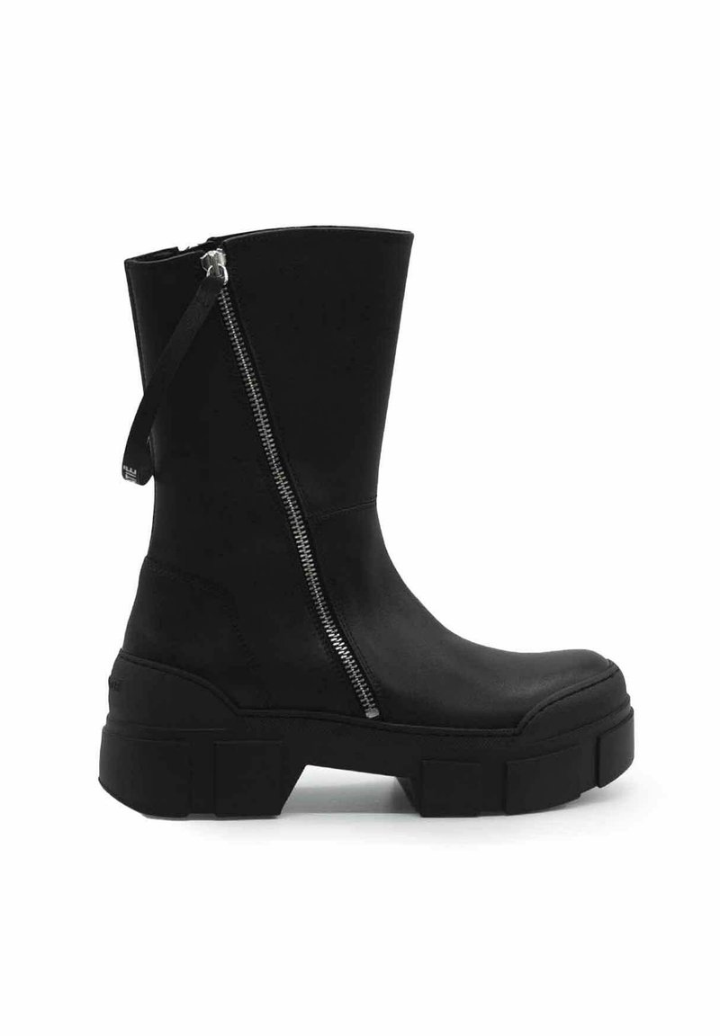 Zwarte enkellaars met een chunky platformzool, gemaakt van gestructureerd leder. Beschikt over een zijrits en een slanke uitstraling.