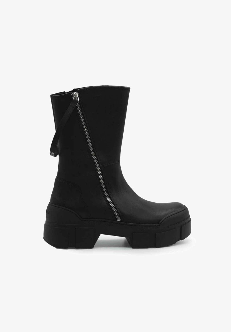 Zwarte enkellaars met een chunky platformzool, gemaakt van gestructureerd leder. Beschikt over een zijrits en een slanke uitstraling.