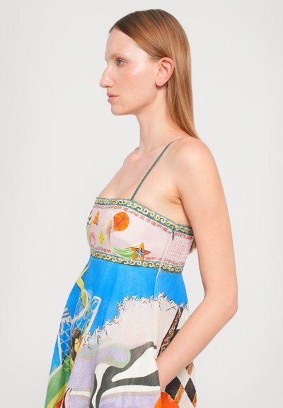 Rochie colorată, cu modele, cu bretele subțiri, având un bust elastic în nuanțe pastelate și o fustă albastră fluidă cu desene grafice.