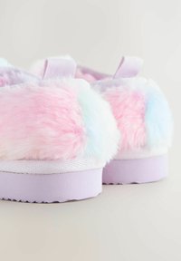 Zapatillas de felpa en tonos pastel rosa y azul, con un forro de textil blanco. Presentan una suela color lavanda y una cinta de tela en la parte posterior para ponerlas fácilmente.