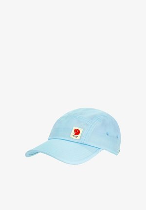 Lichtblauwe pet met gebogen klep en een klein vierkant patch met een rood vos-logo op het voorpaneel.