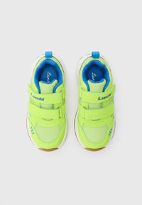 Chaussures de sport vertes et bleues en matériaux mesh et synthétiques, dotées de bandes Velcro, de semelles intérieures rembourrées et d'une semelle en caoutchouc texturée.