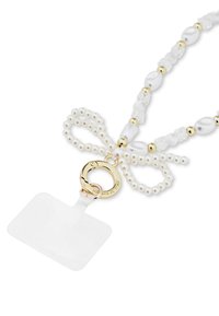 Sznur na szyję z pereł i kryształów w białym i złotym kolorze, wyposażony w złoty pierścień i przezroczysty uchwyt na identyfikator o prostokątnym kształcie.