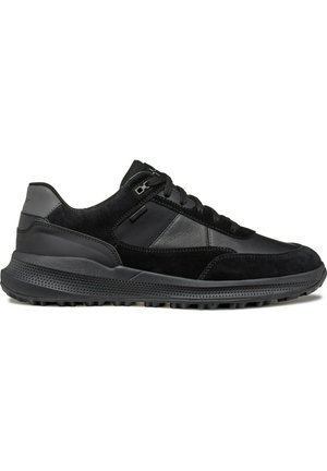 Zapatillas deportivas negras que combinan materiales de ante y sintéticos, con una suela texturizada y un diseño de cordones.