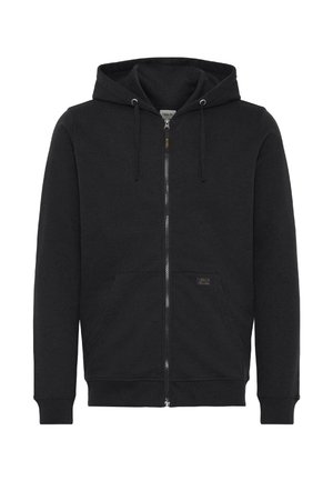 Sudadera con cremallera negra hecha de tela suave, que presenta una capucha con cordón, bolsillos frontales y puños acanalados. Diseño simple sin patrones visibles.