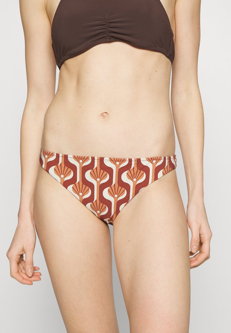 Parte de baixo de biquíni de banho com um padrão abstrato em castanho, creme e terracota. Apresenta um tecido suave e um design de cintura baixa com elasticidade.