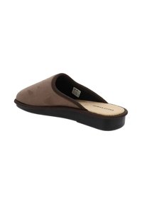 Scarpa in camoscio marrone slip-on con punta tonda, suola in gomma nera bassa e soletta imbottita, caratterizzata da un design senza cuciture e una texture morbida.
