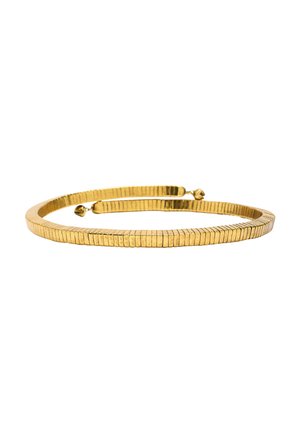 Złoty bransoletka bangle z płaskim, segmentowanym wzorem o gładkim metalicznym wykończeniu i zaokrąglonych krawędziach, wykonana z materiału metalowego.