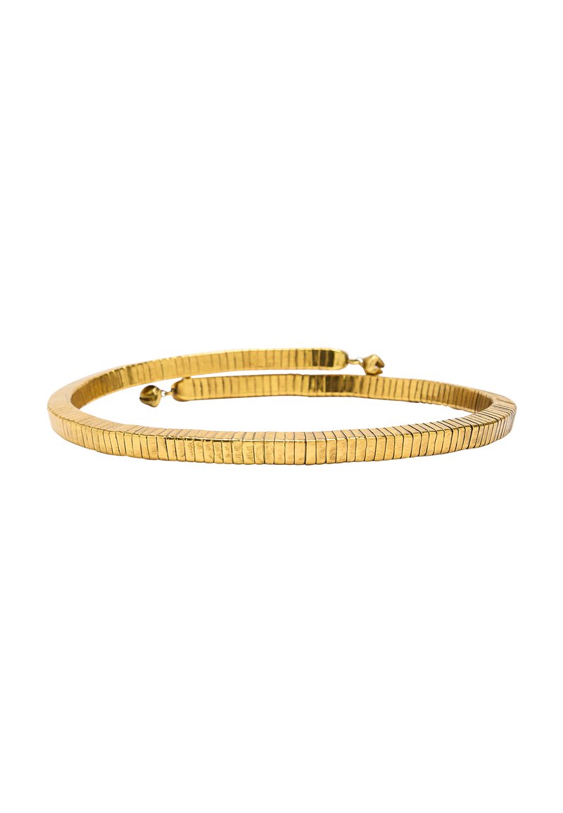 Złoty bransoletka bangle z płaskim, segmentowanym wzorem o gładkim metalicznym wykończeniu i zaokrąglonych krawędziach, wykonana z materiału metalowego.