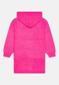 Haut à capuche tricoté fuchsia avec une finition texturée, comprenant une capuche, des poignets côtelés et un accent vert sur l'épaule.