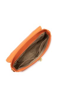 Clutch in pelle arancione con una texture liscia, dotato di un interno beige e numerosi scomparti per l'organizzazione. Chiusura in metallo dorato.