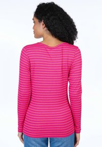 Langärmeliges Shirt in Pink mit horizontalen Streifen, ausgestattet mit einem Rundhalsausschnitt und geripptem Material. Die Rückansicht zeigt ein tailliertes Design.