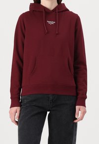 Felpa maroon in misto cotone, tasca a marsupio, cappuccio con drawstring e logo ricamato sul petto. Polsini e orlo a costine.