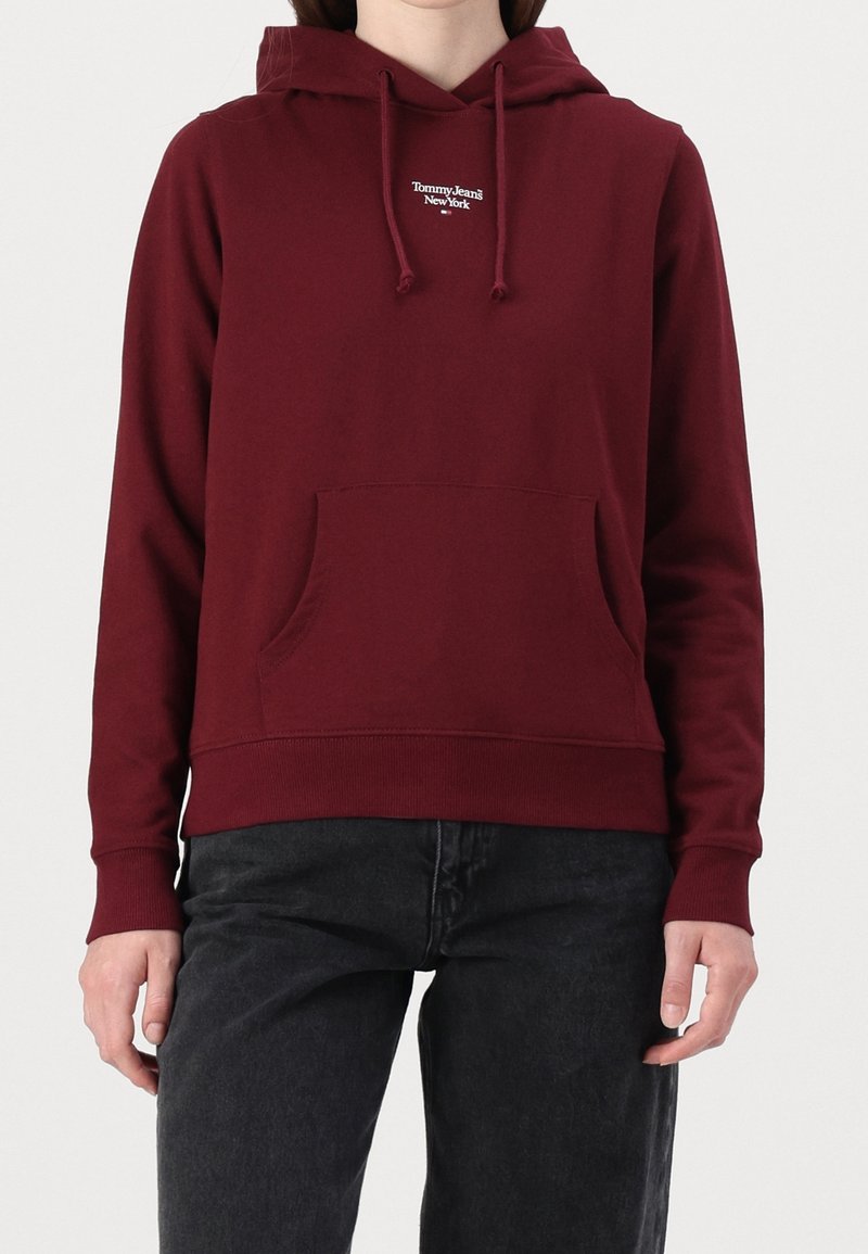 Felpa maroon in misto cotone, tasca a marsupio, cappuccio con drawstring e logo ricamato sul petto. Polsini e orlo a costine.