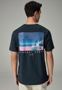 Next HOKUSAI THE GREAT WAVE LICENSE STANDARD - Trükipildiga T-särk - hiroshi nagai car navy blue