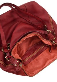 Rote Ledertasche mit doppelten Schulterriemen, ausgestattet mit einem strukturierten Innenraum mit orangefarbenem Futter und Reißverschlussfächern. Goldene Hardware-Accessoires.