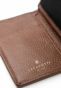 Braunes Leder-Portemonnaie mit strukturiertem Innenfutter, das Kartenfächer und ein goldgeprägtes Logo mit der Aufschrift "LAZAROTTI EST 2007" enthält.
