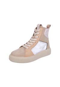 Sneakers alta in suede beige con un pannello laterale lucido silver, lacci crema e una suola in gomma texturizzata. Presenta un tab di sollevamento sul tallone.