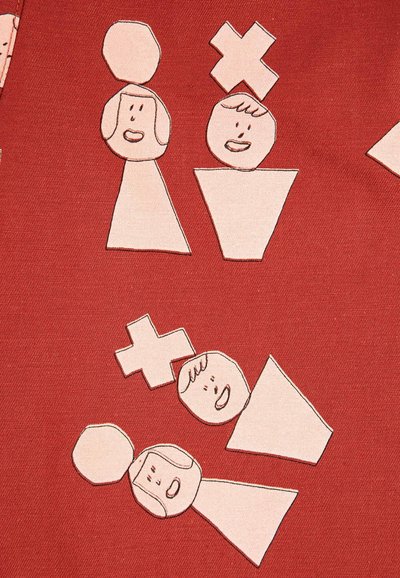 Látka znázorňujúca zjednodušené ľudské postavy v svetloružovej farbe na textúrovanom �červenom pozadí, obsahujúca geometrické tvary a hravé výrazy tváre.