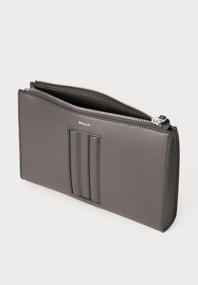 Borsa a tracolla sintetica grigia con una texture liscia, caratterizzata da un'accensione a striscia verticale e una chiusura con zip. Logo del marchio visibile sul davanti.