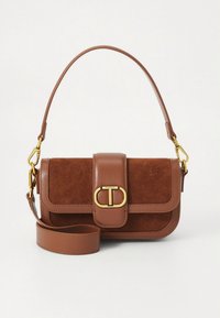 Sac à main en suède marron et cuir avec une fermeture à boucle en métal doré et une bandoulière réglable, doté d'un rabat et d'une forme rectangulaire.