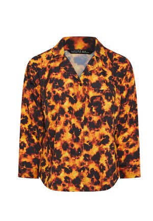 Langærmet skjorte med et abstrakt flamemønster i sort, orange og gul; har krave, knapper og en frontlomme.