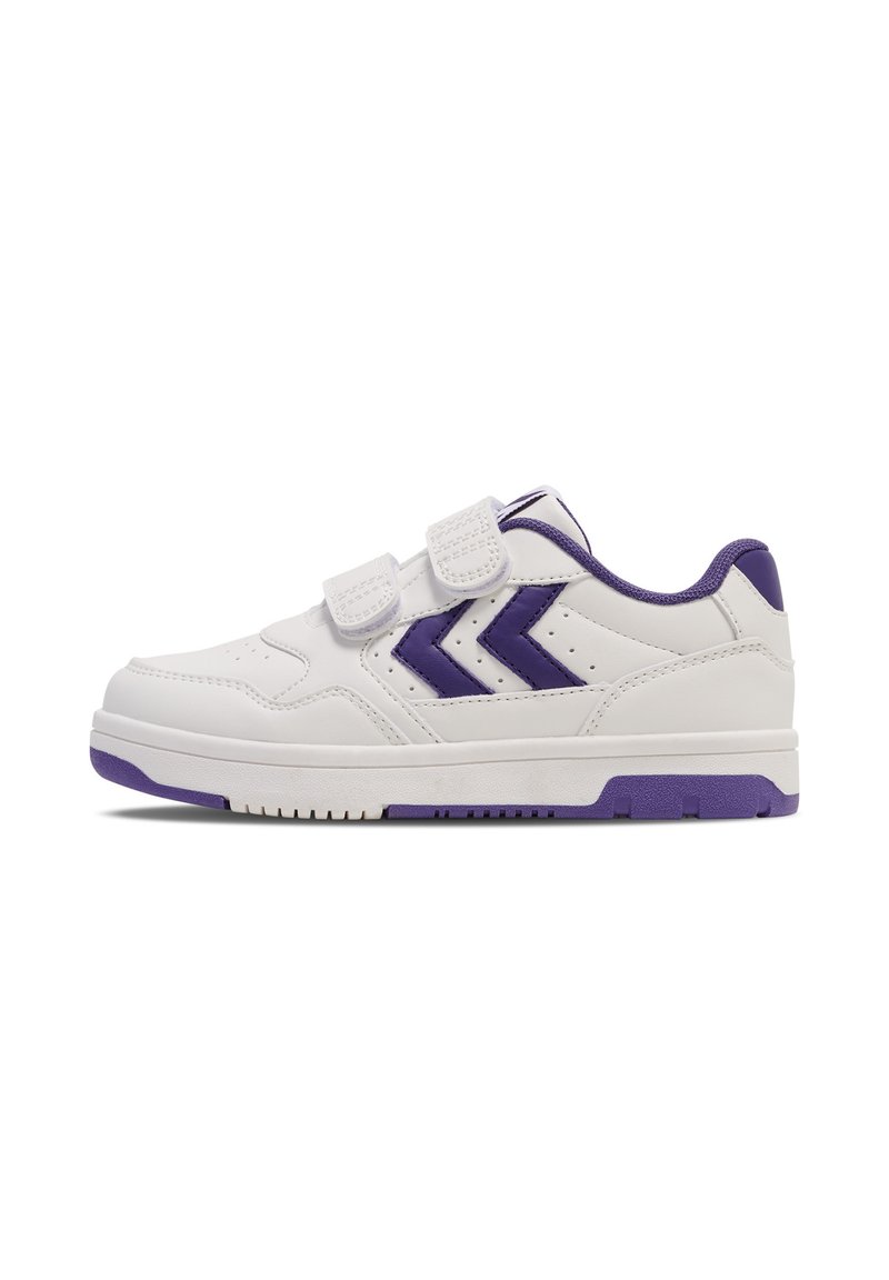Białe syntetyczne sneakersy z fioletowymi akcentami, wyposażone w dwa rzepy, teksturowaną podeszwę i wzory chevron po bokach.