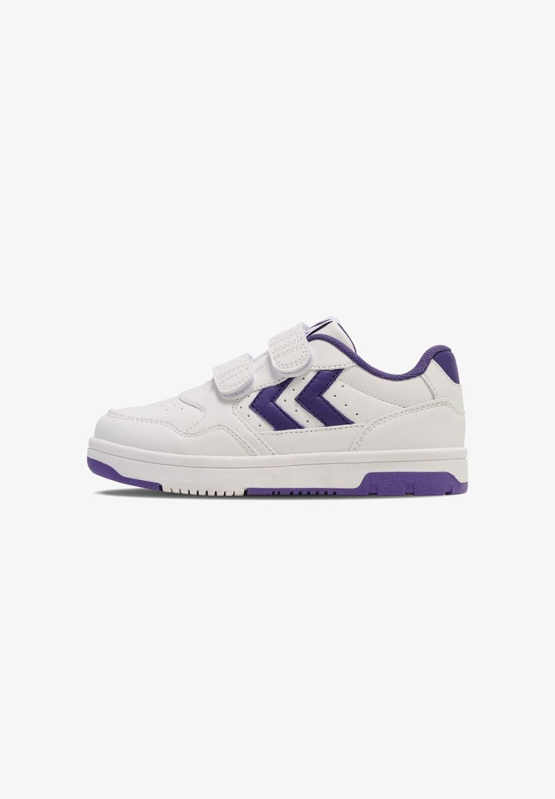 Białe syntetyczne sneakersy z fioletowymi akcentami, wyposażone w dwa rzepy, teksturowaną podeszwę i wzory chevron po bokach.