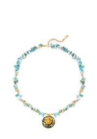 Collier en perles avec des éclats de turquoise, des accents dorés et un pendentif central en or avec un motif de lion. S'ajuste avec un fermoir à chaîne.