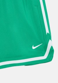 Shorts de sport verts en tissu texturé avec des bandes blanches sur le côté ; comporte un petit logo Nike blanc à l'ourlet.