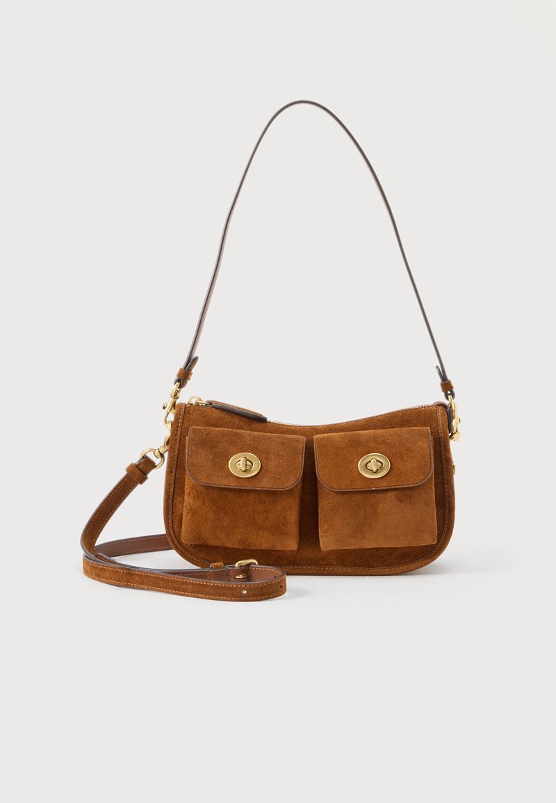 Καφέ τσάντα ώμου από σουέντ με δύο μπροστινές τσέπες με καπάκι και χρυσά κλεισίματα τύπου turn-lock, με αποσπώμενο μακρύ λουράκι και κοντή λαβή.